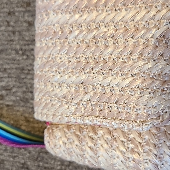 SMALL CUTE STRAW HAND BAG WITH COLORFUL POM POM - Picture 6 of 12